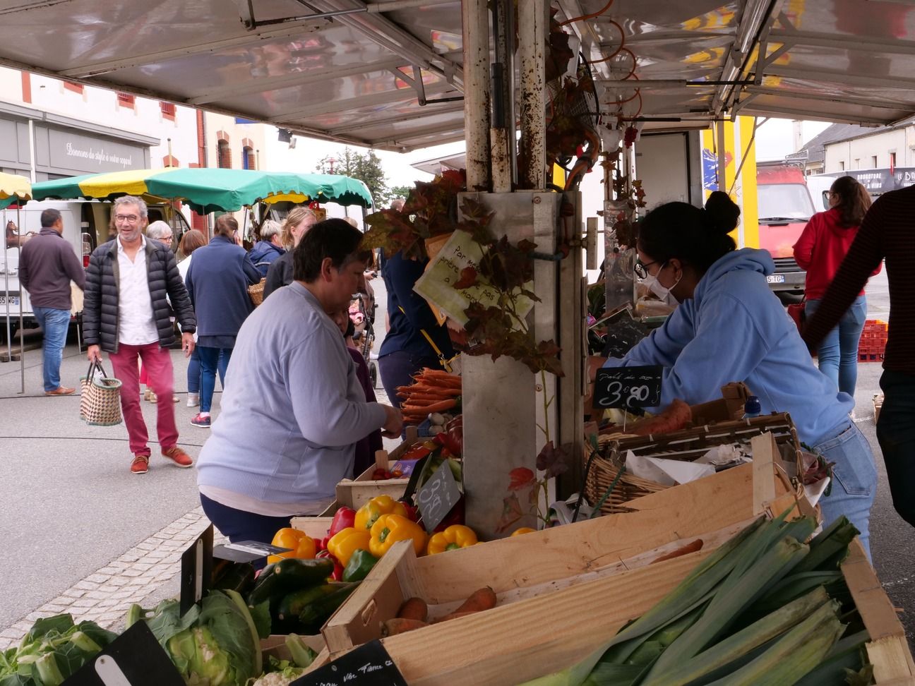 A Val d'Anast, rendez-vous chaque dimanche matin sur la Place Arthur Regnault pour rencontrer les artisans et commerçants locaux.