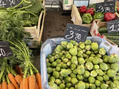 Stand de vente de fruits et légumes sur le marché en plein air hebdomadaire. A Val d'Anast, rendez-vous chaque dimanche matin sur la Place Arthur Regnault pour rencontrer les artisans et commerçants locaux.