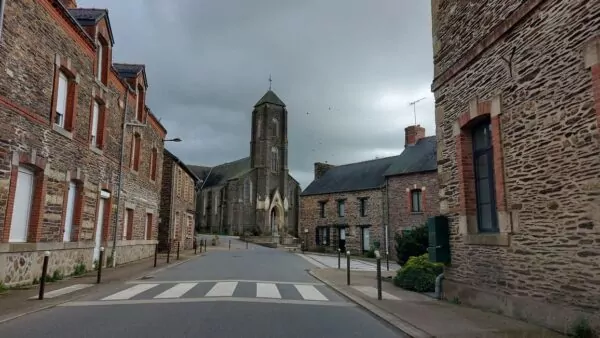 Le bourg de Campel en février 2026, vue sur l'église Sainte-Marie-Magdeleine de Campel