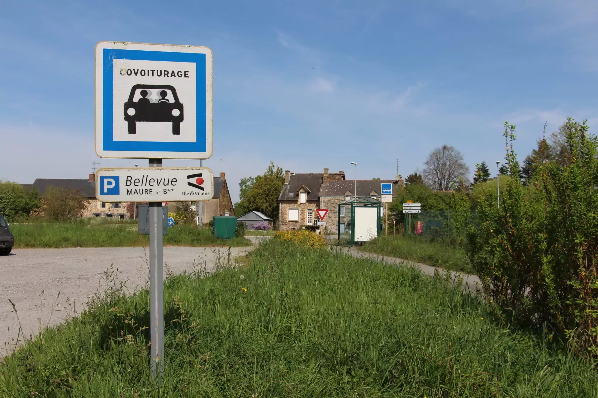 Deux personnes à bord d'une voiture effectuent du covoiturage en partageant leur trajet.