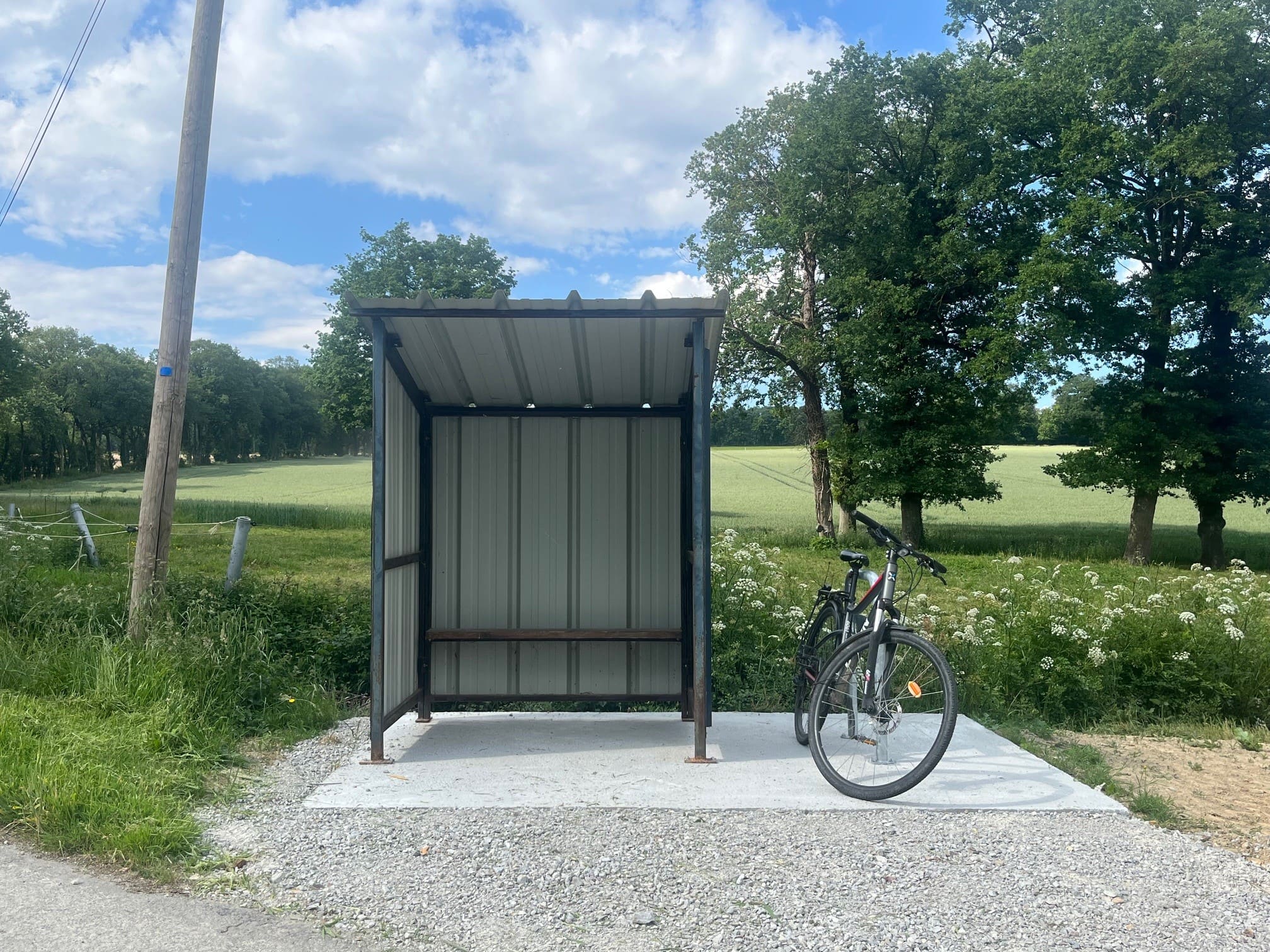 L'arrêt de bus La Barre Gohier à Val d'Anast est équipé d'un abri protégeant les voyageurs des intempéries et d'un crochet porte vélo qui permet de stationner en toute sécurité son véhicule à deux-roues.