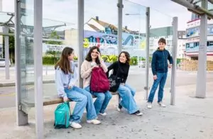 Des collégiens et écoliers attendent le bus scolaire à un arrêt de car BreizhGo Crédits photos : Jérome Sevrette