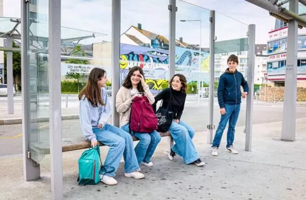 Des collégiens et écoliers attendent le bus scolaire à un arrêt de car BreizhGo Crédits photos : Jérome Sevrette