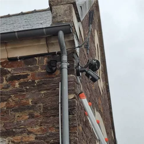 Equipement de vidéoprotection installé sur la Place Arthur Regnault à Val d'Anast, Maure-de-Bretagne, près de l'église.