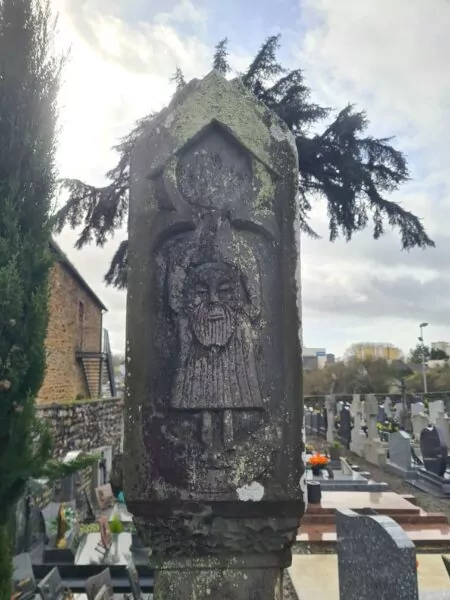 La Croix Saint-Hermin est le monument historique emblématique du Cimetière de Maure de Bretagne Val d'Anast. Chaque face raconte une histoire. Ici, la face gauche.