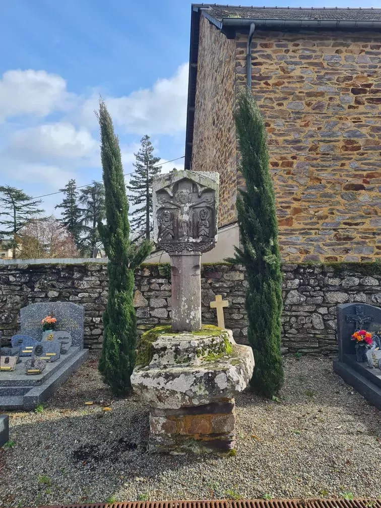 Photo de plein pied du monument historique emblématique du Cimetière de Maure de Bretagne Val d'Anast : la Croix Saint-Hermin.