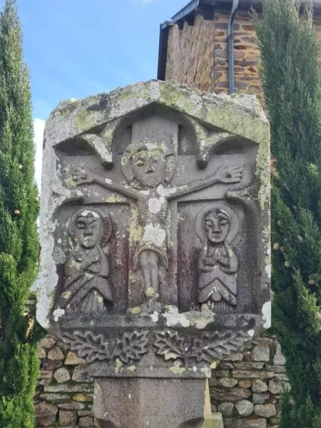 La Croix Saint-Hermin est le monument historique emblématique du Cimetière de Maure de Bretagne Val d'Anast. Chaque face raconte une histoire. Ici, la face avant.
