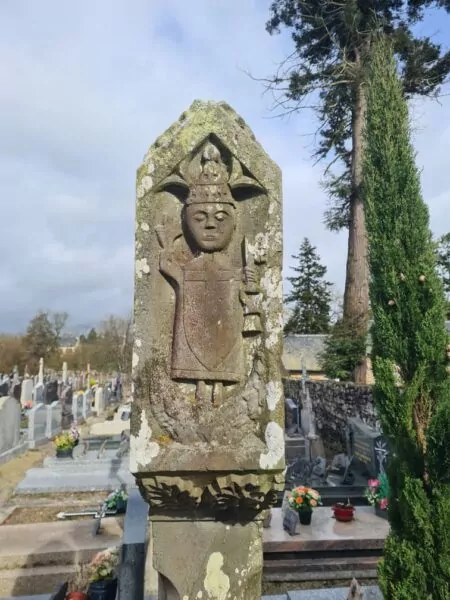 La Croix Saint-Hermin est le monument historique emblématique du Cimetière de Maure de Bretagne Val d'Anast. Chaque face raconte une histoire. Ici, la face droite.