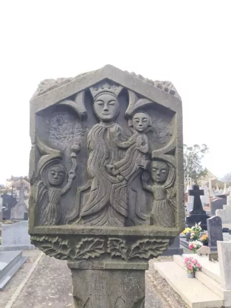 La Croix Saint-Hermin est le monument historique emblématique du Cimetière de Maure de Bretagne Val d'Anast. Chaque face raconte une histoire. Ici, la face arrière.