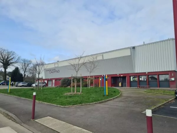 La salle Calypso est un équipement sportif de Val d'Anast, situé face aux équipements scolaires.