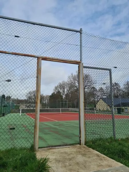 Les courts de tennis du complexe sportif de Val d'Anast sont accessibles librement et gratuitement pour tous. L'entrée se fait à droite du complexe sportif Calypso.