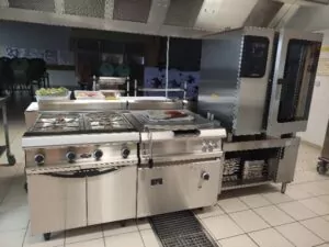 Le restaurant scolaire des écoles de Val d'Anast a été rénové et inauguré en 2023, avec des équipements de dernière technologie.