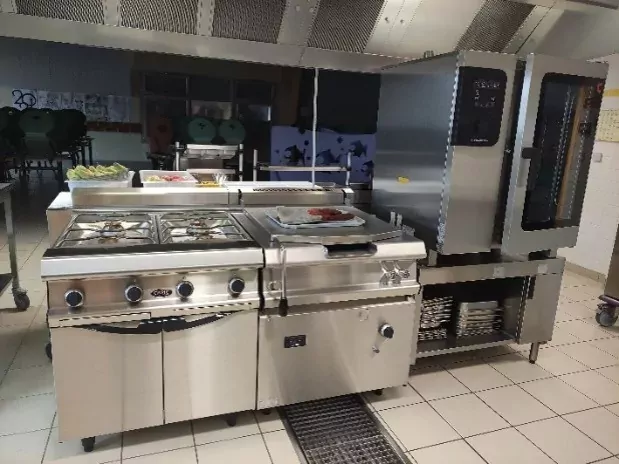 Le restaurant scolaire des écoles de Val d'Anast a été rénové et inauguré en 2023, avec des équipements de dernière technologie.