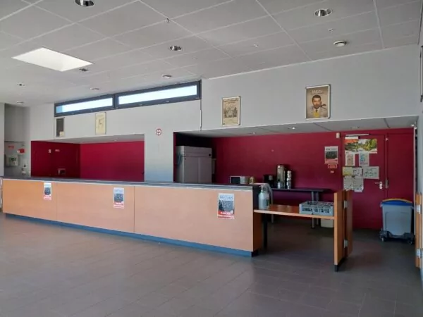 L'espace culturel du Rotz est disponible à la location pour les particuliers, professionnels et associations. Il est équipé de nombreux espaces qui bénéficient à la Salle du Rotz et à la Salle Jean Marsollier, les deux salles proposées à la réservation. Sur cette photo se trouve le bar. Prendre contact avec le Pôle Evénementiel via le formulaire de pré-réservation des salles communales.