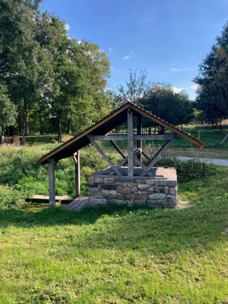 La fontaine du Rotz de Val d'Anast Maure-de-Bretagne a été créée suite à la décapitation de Saint-Hermin, qui y a perdu sa tête.