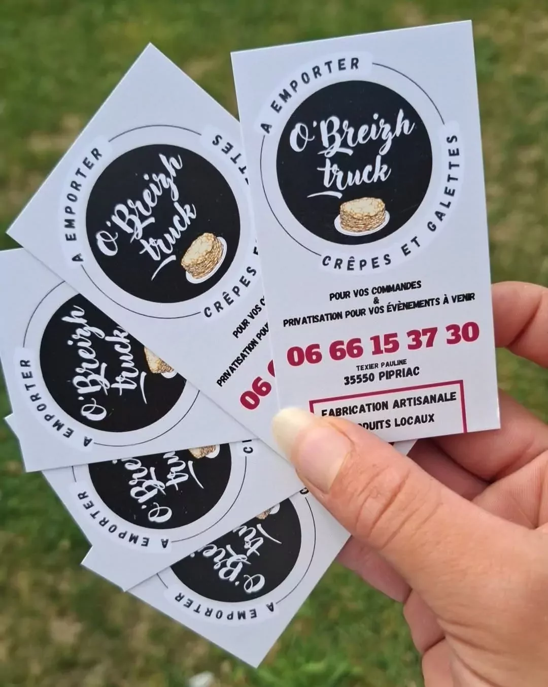 Carte de visite du food-truck O'Breizh Truck présent à Val d'Anast le vendredi soir et le dimanche matin pour proposer crêpes et galettes maison.
