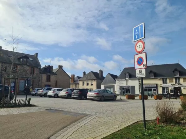 Le parking de la place Arthur Regnault dans le bourg de Maure de Bretagne à Val d'Anast est gratuit et limité à 1h30 (zone bleue). Cela permet d'assurer la rotation des clients pour les commerces de proximité.