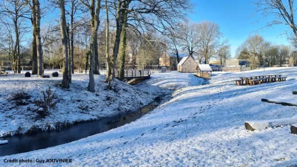 Deux ruisseaux bordent le parc de la Motte Féodale à Val d'Anast. Photo dans un paysage enneigé partagée par M. Guy JOUVINIER.