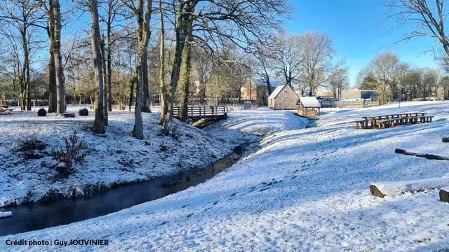 Deux ruisseaux bordent le parc de la Motte Féodale à Val d'Anast. Photo dans un paysage enneigé partagée par M. Guy JOUVINIER.