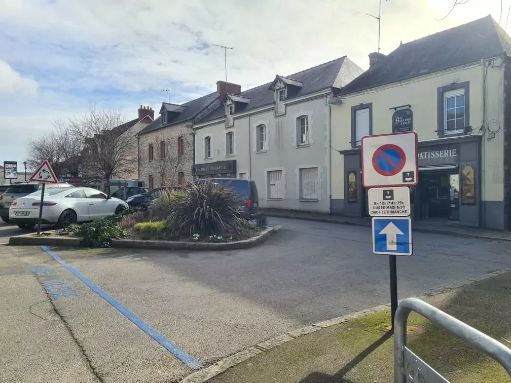 Le parking de la place du Marché de Val d'Anast propose des stationnements limités à 1h30. Cela permet d'assurer la disponibilité de places de stationnement pour les clients des commerces de proximité.