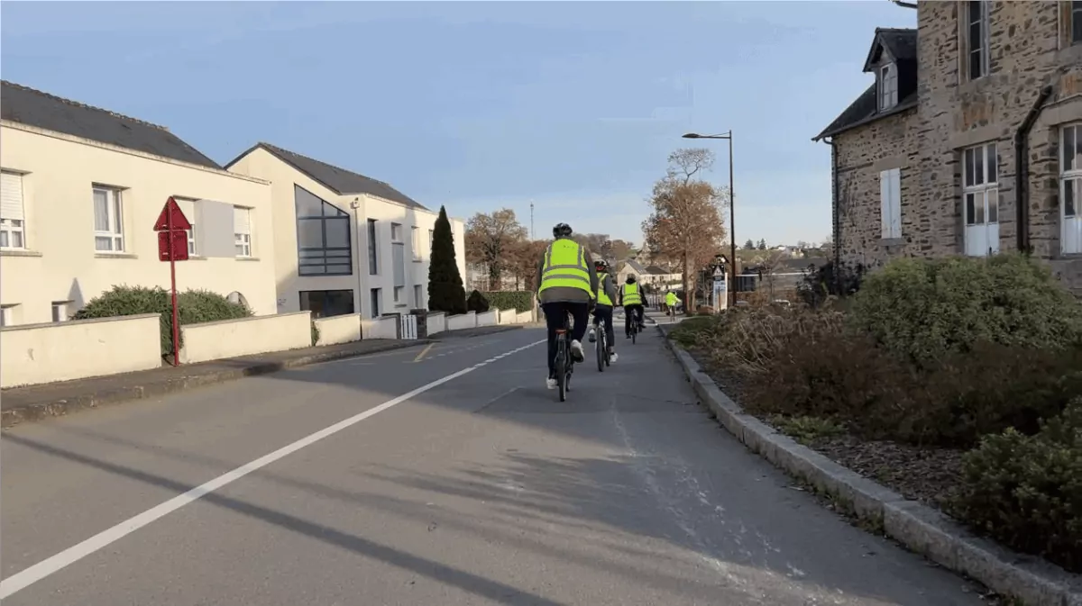 Cyclistes circulant à vélo sur la rue du Querpon passant devant l'Ehpad Résidence de Bel Air en direction du Chorus, du complexe sportif de Val d'Anast et des écoles et collèges Sainte-Marie, Cousteau et Querpon.