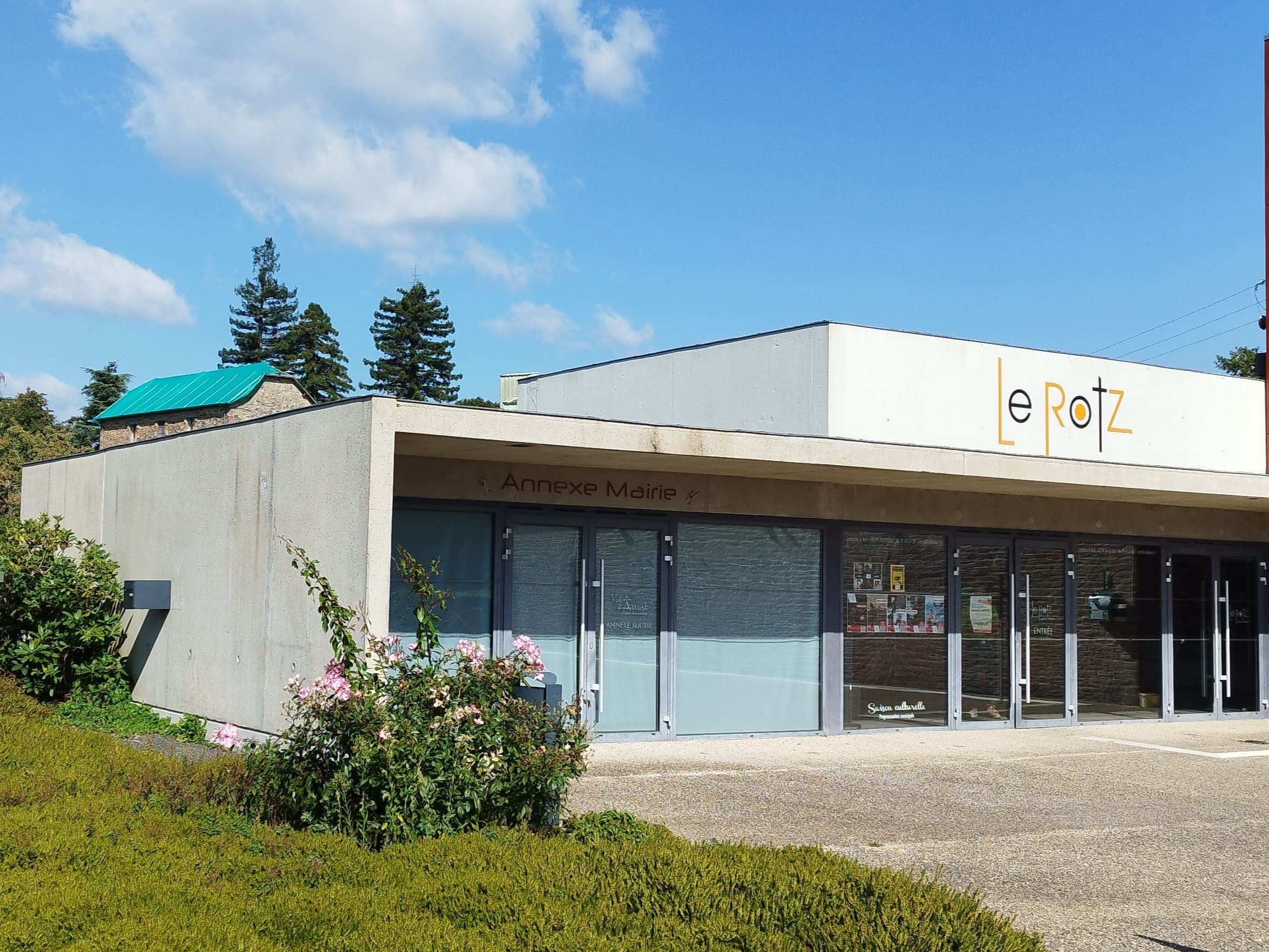 Devanture de la salle Jean Marsollier, située au sein de l'Espace Culturel du Rotz.