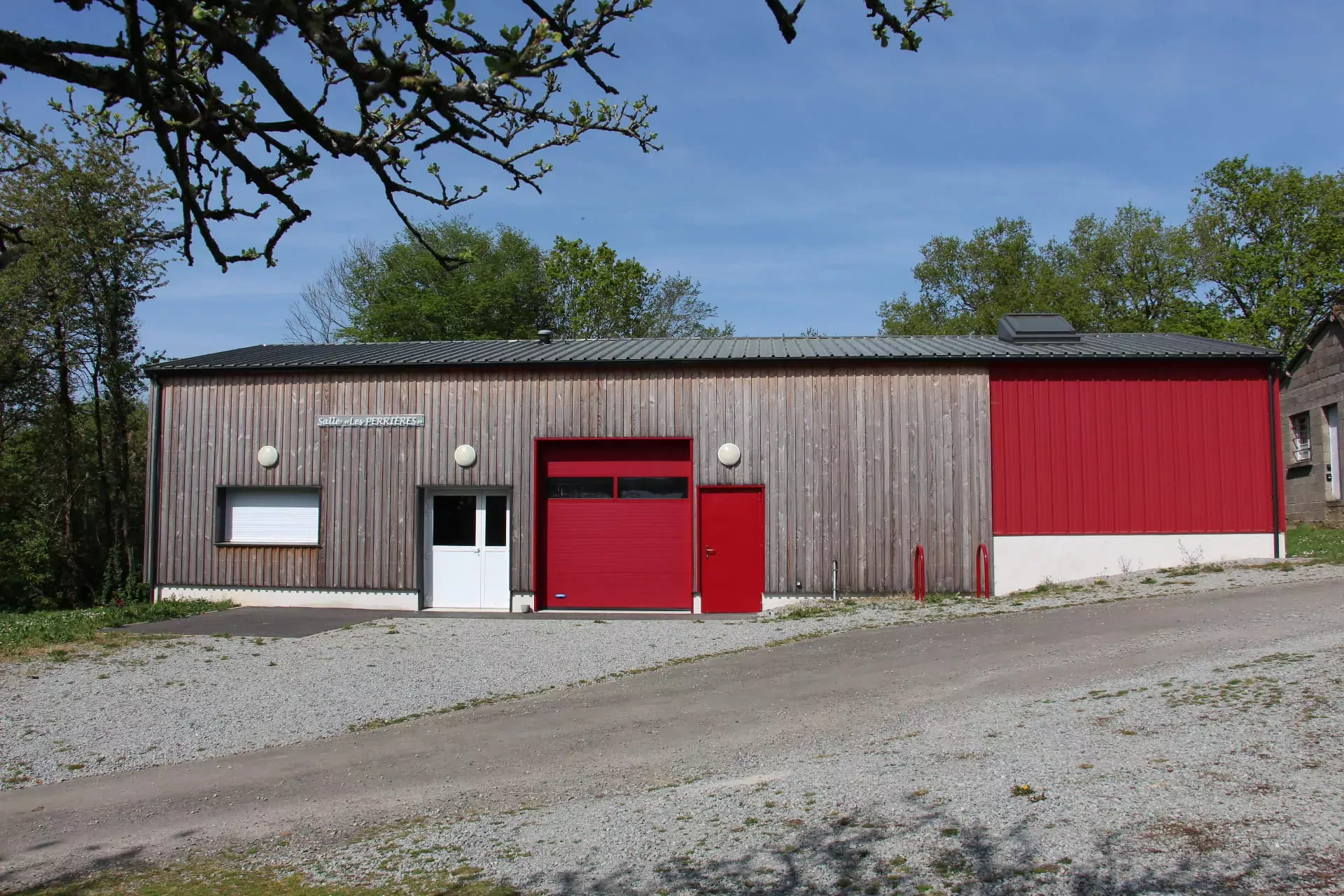 La salle communale Les Perrières est située dans le bourg de Campel.