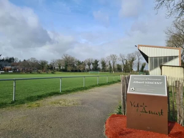 Le terrain d'honneur Albert Vincent à Val d'Anast dispose d'un terrain d'herbe pour les matchs de foot, d'une piste de trail et de tribunes. Vue sur le terrain, où une plaque commémorative honore la mémoire de M. Albert VINCENT.