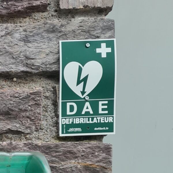 Panneau signalant la présence d'un défibrillateur (DAE) utilisable en cas d'urgence santé près de la Maison de Santé de Val d'Anast, rue de Campel, dans le bourg de Maure-de-Bretagne.