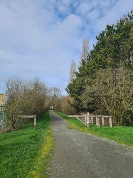 La voie verte est un sentier piéton construit sur l'ancienne voie ferrée reliant Ploërmel à Messac. De nombreux habitants l'empruntent chaque jour à pied, à vélo, à cheval, pour la course à pied...