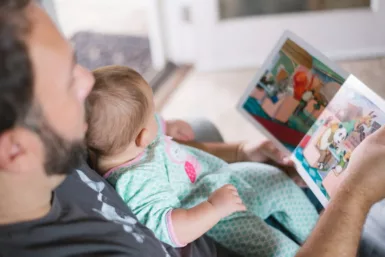 Le lieu d'accueil enfants-parents (LAEP) offre un environnement propice à l'échange entre parents et enfants de moins de 6 ans à travers des temps conviviaux de jeux.