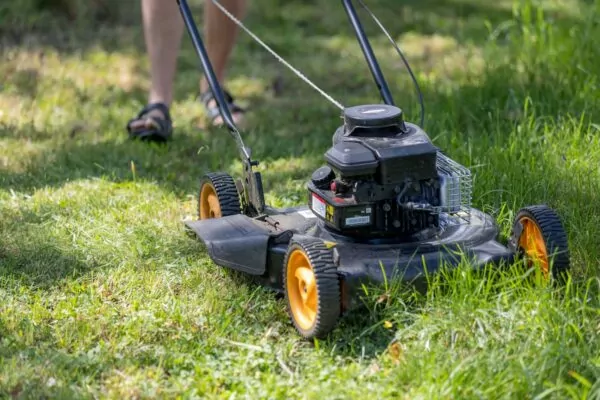 Personne tondant sa pelouse avec sa tondeuse à gazon. L'usage des appareils de jardinage et de bricolage est réglementé à Val d'Anast. Voir l'arrêté municipal 2021-91 sur la lutte contre le bruit pour en savoir plus.