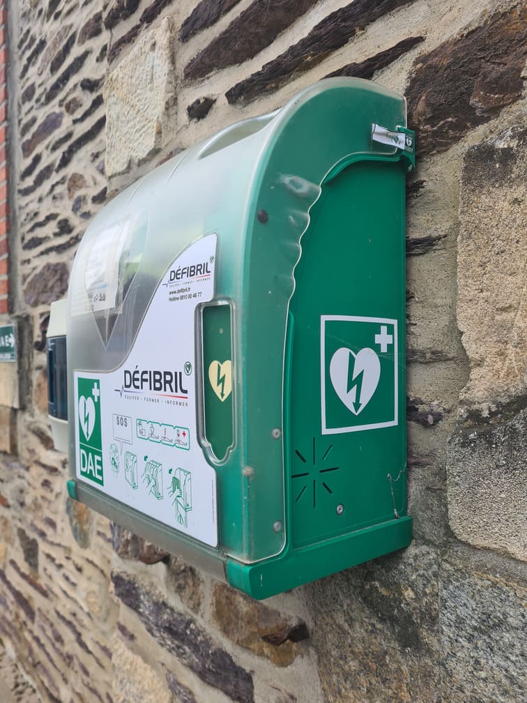 Les défibrillateurs automatisés externes (DAE) sauvent des vies en équipant les lieux publics d’outils d’urgence accessibles à tous. La commune de Val d’Anast a déployé ces appareils dans plusieurs sites stratégiques, dont la Mairie de Campel, conformément aux obligations légales pour certains établissements recevant du public.