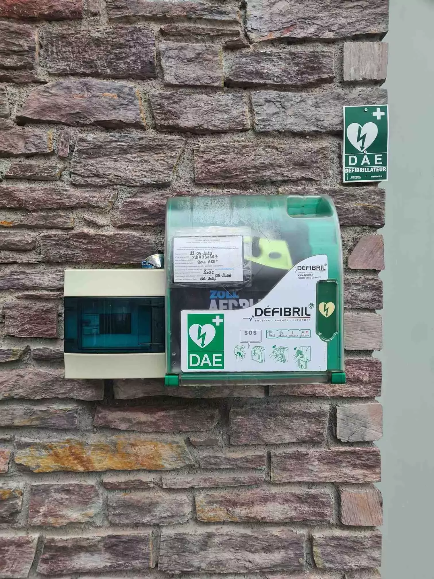 Les défibrillateurs automatisés externes (DAE) sauvent des vies en équipant les lieux publics d’outils d’urgence accessibles à tous. La commune de Val d’Anast a déployé ces appareils dans plusieurs sites stratégiques, dont la Maison de Santé Pluriprofessionnelle (MSP), conformément aux obligations légales pour certains établissements recevant du public.