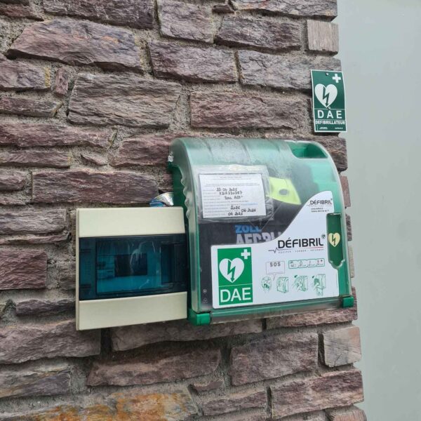 Les défibrillateurs automatisés externes (DAE) sauvent des vies en équipant les lieux publics d’outils d’urgence accessibles à tous. La commune de Val d’Anast a déployé ces appareils dans plusieurs sites stratégiques, dont la Maison de Santé Pluriprofessionnelle (MSP), conformément aux obligations légales pour certains établissements recevant du public.