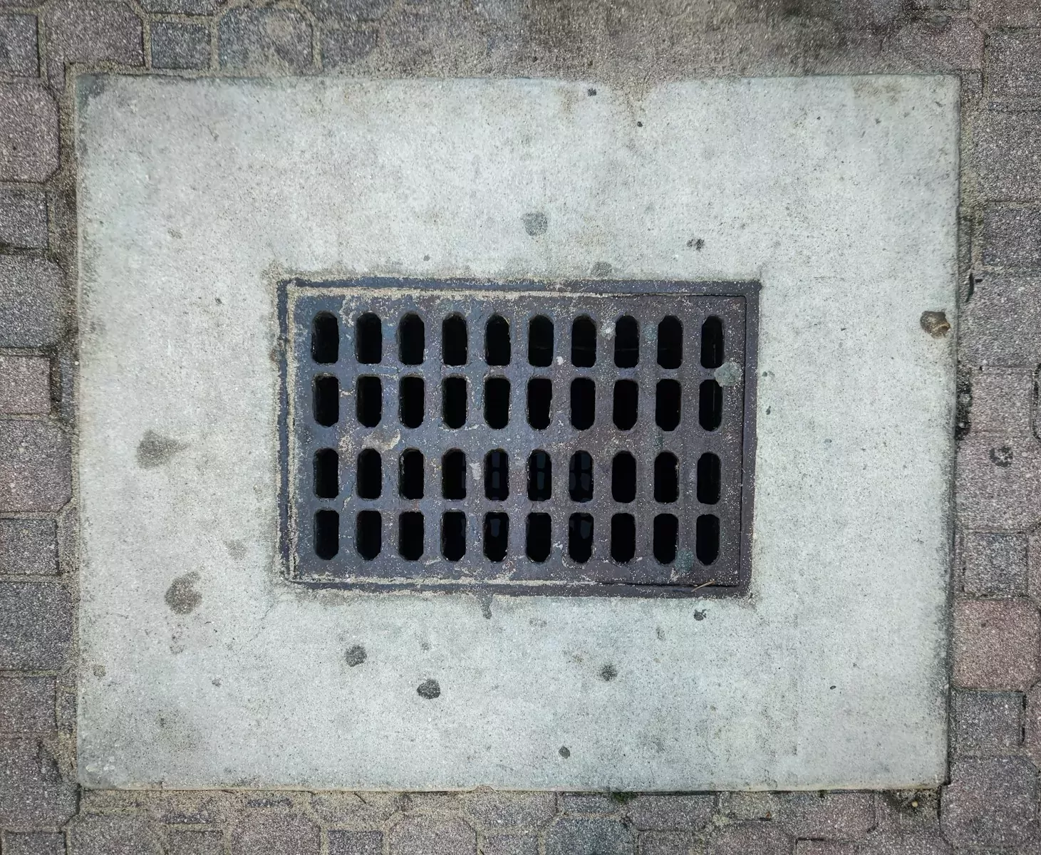 Plaque d'égout : réseau d'assainissement collectif et non-collectif (SPANC) et gestion des eaux à Val d'Anast.