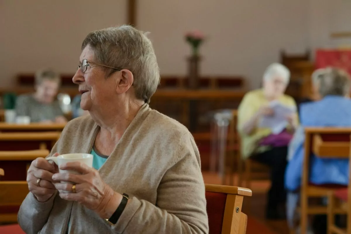 Personnes âgées se réunissant pour prendre un café et un temps pour échanger.