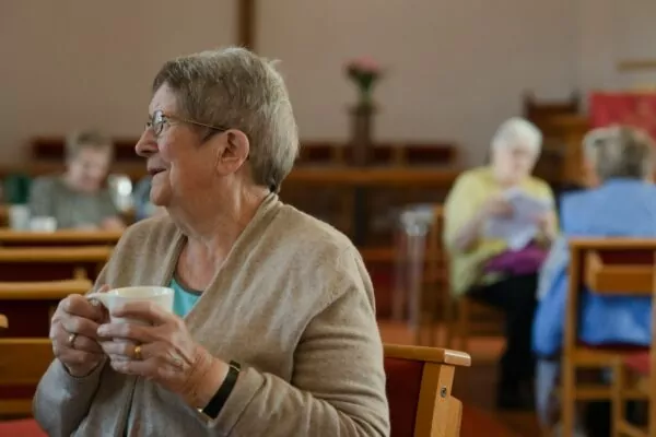 Personnes âgées se réunissant pour prendre un café et un temps pour échanger.
