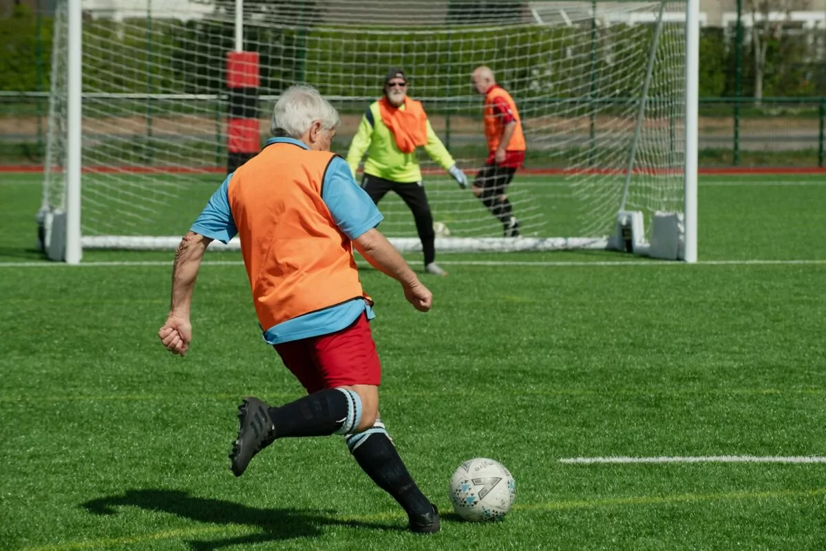 Un groupe de personnes âgées partagent une partie de football