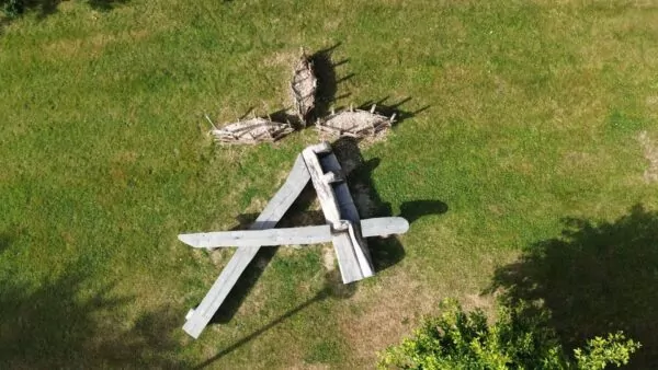 Le banc symbolique du parc de la Motte à Val d'Anast, rue du Rotz, dans un paysage enneigé. Sculpté dans le bois d'un chêne, il représente le 