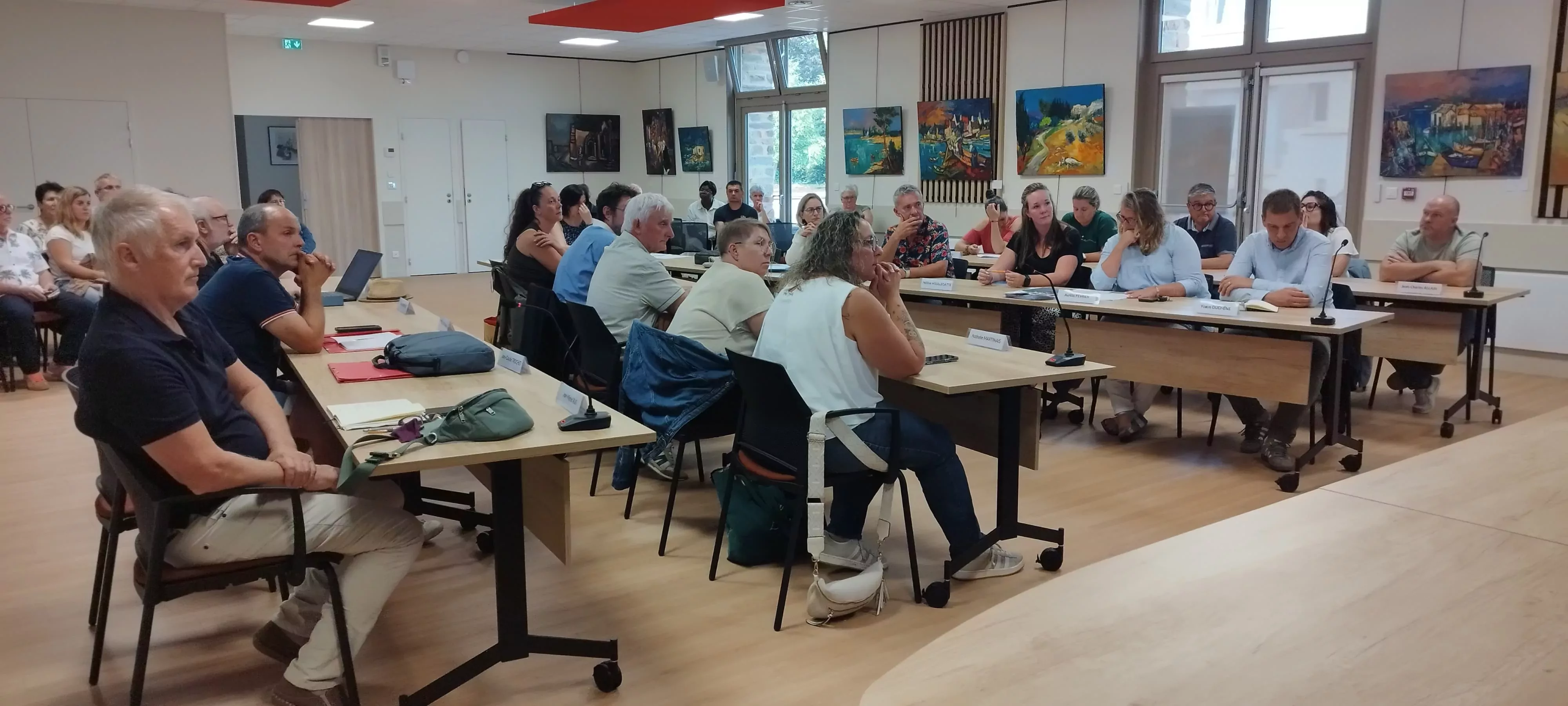 Les élus lors d'un conseil municipal